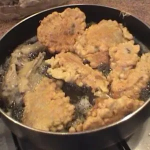 Курка в клярі на сковороді