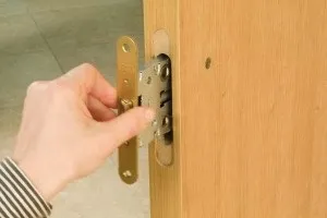 Врізка замків в металеві та дерев'яні двері, фото і відео монтажу (врізка замків металеві) Врізка замків в металеві та дерев'яні двері, фото і відео монтажу