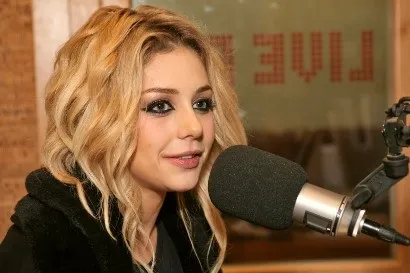 Середні зачіски співачки твані кароль фото матеріали (середні) Середні зачіски співачки твані кароль фото матеріали