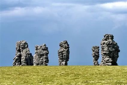 Стовпи вивітрювання на плато мань-пупу-нёр (комі) (об'єктами культу мансі) Стовпи вивітрювання на плато мань-пупу-нёр (комі)