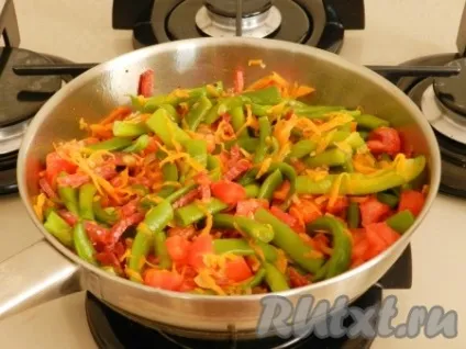 Стручкова квасоля, тушкована з овочами - рецепт з фото