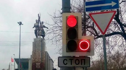 Світлофор з червоним колом в секції повороту, події