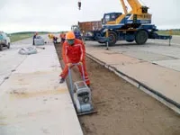 Технологія укладання дорожніх плит при будівництві під'їзних доріг - влаштування тимчасових доріг і (оренда спецтехніки) Технологія укладання дорожніх плит при будівництві під'їзних доріг - влаштування тимчасових доріг і