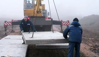 Технологія укладання дорожніх плит при будівництві під'їзних доріг - влаштування тимчасових доріг і (послуги спецтехніки) Технологія укладання дорожніх плит при будівництві під'їзних доріг - влаштування тимчасових доріг і