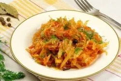 Тушкована капуста з помідорами