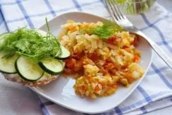 Тушкована капуста з помідорами