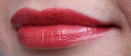 Зволожуюча губна помада люкс luxe avon (помада) Зволожуюча губна помада люкс luxe avon