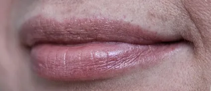 Зволожуюча губна помада люкс luxe avon (помада) Зволожуюча губна помада люкс luxe avon