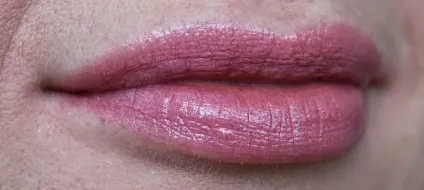 Зволожуюча губна помада люкс luxe avon (помада) Зволожуюча губна помада люкс luxe avon