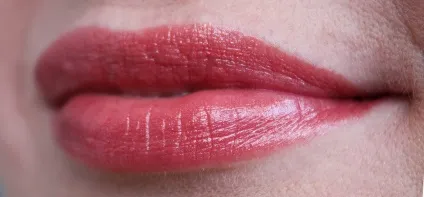 Зволожуюча губна помада люкс luxe avon (помада) Зволожуюча губна помада люкс luxe avon
