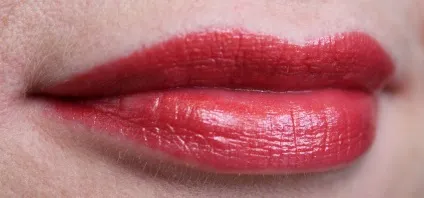 Зволожуюча губна помада люкс luxe avon (avon) Зволожуюча губна помада люкс luxe avon