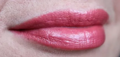 Зволожуюча губна помада люкс luxe avon (помада) Зволожуюча губна помада люкс luxe avon