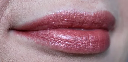 Зволожуюча губна помада люкс luxe avon (avon) Зволожуюча губна помада люкс luxe avon