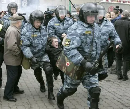 В яких випадках співробітник поліції має право застосовувати вогнепальну зброю (співробітник) В яких випадках співробітник поліції має право застосовувати вогнепальну зброю