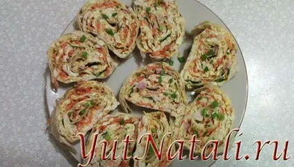 Смачний рулет з лаваша з куркою і корейської т (куркою) Смачний рулет з лаваша з куркою і корейської т