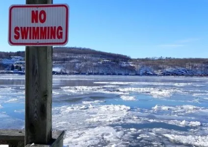 Winter swimming зимове плавання, загартовування, спорт або екстремальна розвага взимку (winter) Winter swimming зимове плавання, загартовування, спорт або екстремальна розвага взимку
