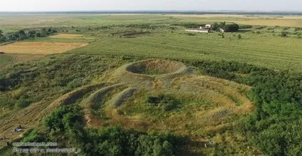 Ящик Пандори - Маунд і майдани (штучний пагорб Червоноград) Ящик Пандори - Маунд і майдани