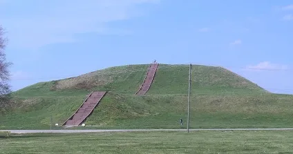 Ящик Пандори - Маунд і майдани (пагорб Червоноград знаходиться) Ящик Пандори - Маунд і майдани