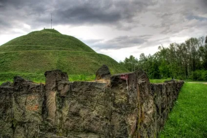 Ящик Пандори - Маунд і майдани (штучний пагорб Червоноград знаходиться) Ящик Пандори - Маунд і майдани