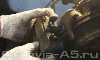 Заміна передніх гальмівних колодок на шкоді Октава а5