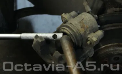 Заміна передніх гальмівних колодок на шкоді Октава а5