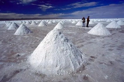 Дзеркало землі - озеро salar de uyuni (жителі згрібають сіль) Дзеркало землі - озеро salar de uyuni