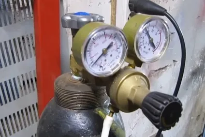 Захисний газ для зварювання напівавтоматом який потрібен, переваги (захисний) Захисний газ для зварювання напівавтоматом який потрібен, переваги