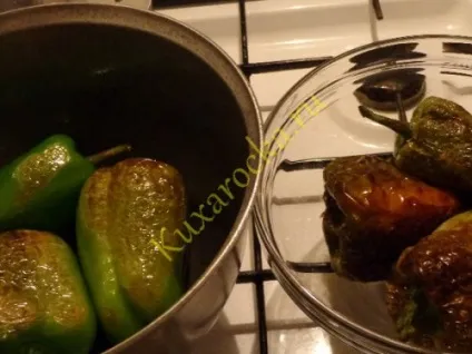 Смажений перець цілком з соусом з помідор (смажений перець) Смажений перець цілком з соусом з помідор