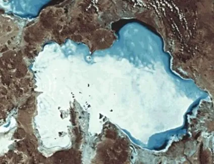 Дзеркало землі - озеро salar de uyuni (жителі згрібають сіль) Дзеркало землі - озеро salar de uyuni