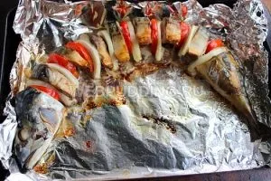 Запечена скумбрія з помідорами, як приготувати на (помідорами) Запечена скумбрія з помідорами, як приготувати на