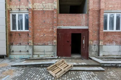 Чотири поверхи будують три роки »