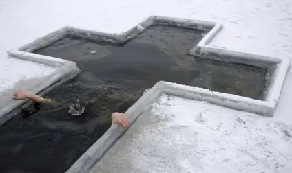 Що відбувається з водою в водохресну ніч, український дім (ніч) Що відбувається з водою в водохресну ніч, український дім