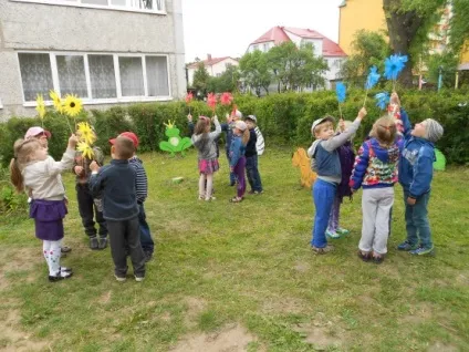 Квіти з пластикових стаканчиків (дитячі вироби) Квіти з пластикових стаканчиків