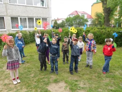 Квіти з пластикових стаканчиків (ранній розвиток) Квіти з пластикових стаканчиків