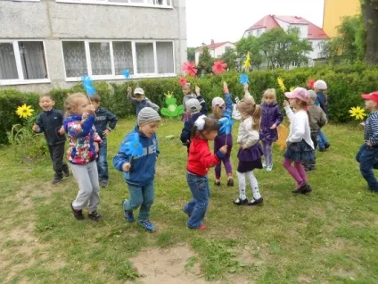 Квіти з пластикових стаканчиків (виховання дітей) Квіти з пластикових стаканчиків