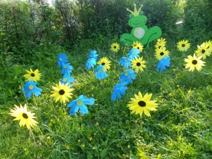Квіти з пластикових стаканчиків (доу) Квіти з пластикових стаканчиків