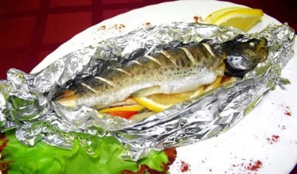 Форель у фользі фарширована овочами