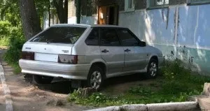 Гараж або стоянка, що краще для автомобіля, світ автомобілів (зберігання автомобіля) Гараж або стоянка, що краще для автомобіля, світ автомобілів