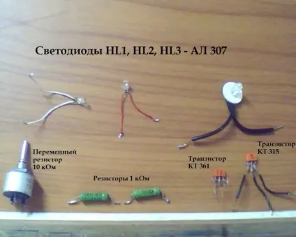 Індикатор напруги на трьох світлодіодах