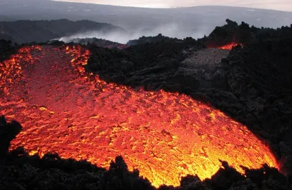 Виверження лави, фото новини (Фото Олів'є Грюнвальда) Виверження лави, фото новини