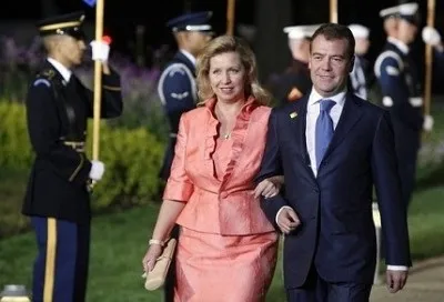 Які сукні одягає дружина Медведєва, модні сукні