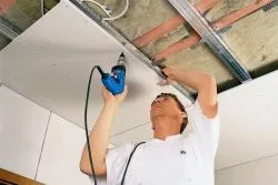 Як обшити стелю гіпсокартоном