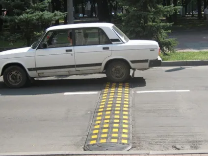Як проїхати лежачого поліцейського на автомобілі (перед пішохідним переходом) Як проїхати лежачого поліцейського на автомобілі
