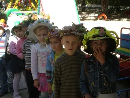 Конкурс капелюхів в дитячому саду - дитина в дитячому садку (дитячому) Конкурс капелюхів в дитячому саду - дитина в дитячому садку