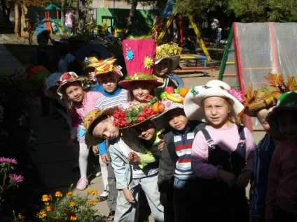 Конкурс капелюхів в дитячому саду - дитина в дитячому садку (саду) Конкурс капелюхів в дитячому саду - дитина в дитячому садку