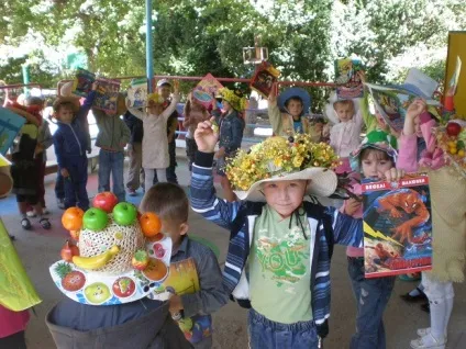 Конкурс капелюхів в дитячому саду - дитина в дитячому садку (дитячому) Конкурс капелюхів в дитячому саду - дитина в дитячому садку