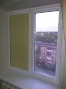 Гарний будинок вікна стелі жалюзі