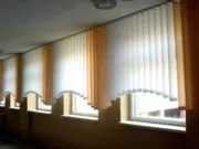 Гарний будинок вікна стелі жалюзі