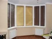 Гарний будинок вікна стелі жалюзі