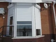 Гарний будинок вікна стелі жалюзі